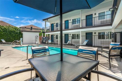Piscina di Best Western Rose Garden Inn o nelle vicinanze
