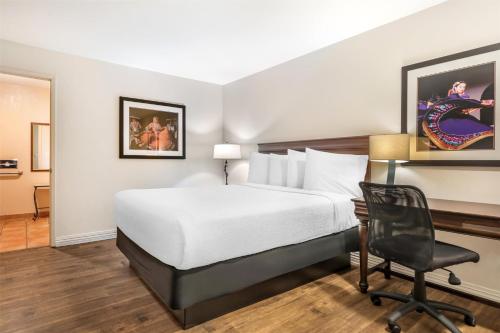 Letto o letti in una camera di Best Western Rose Garden Inn