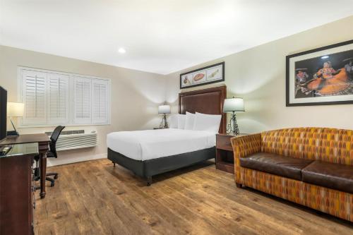 Letto o letti in una camera di Best Western Rose Garden Inn