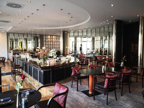 Un restaurante u otro lugar para comer en First Inn Hotel Zwickau