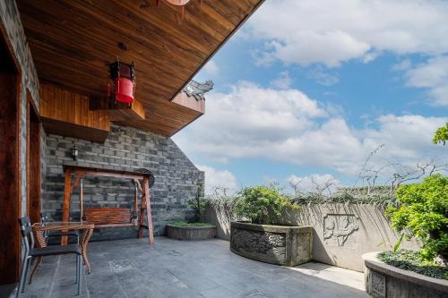 a patio with a wooden ceiling and a chair at ChengDu Wuhou Temple Han Dynasty Hotel in Chengdu