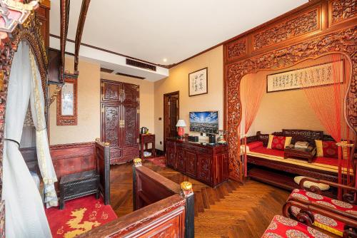 a bedroom with a bed with a wooden frame at ChengDu Wuhou Temple Han Dynasty Hotel in Chengdu