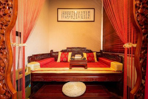 a living room with a couch and a table at ChengDu Wuhou Temple Han Dynasty Hotel in Chengdu