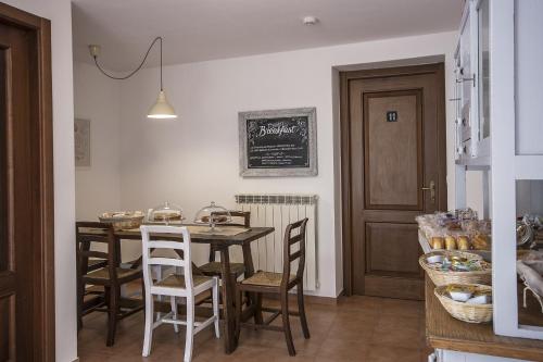 een keuken met een eettafel en stoelen bij Antica Corte in Busto Arsizio