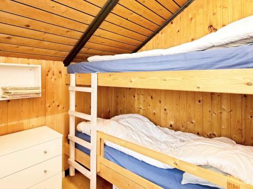 Postel nebo postele na pokoji v ubytování 6 person holiday home in Saltum-By Traum