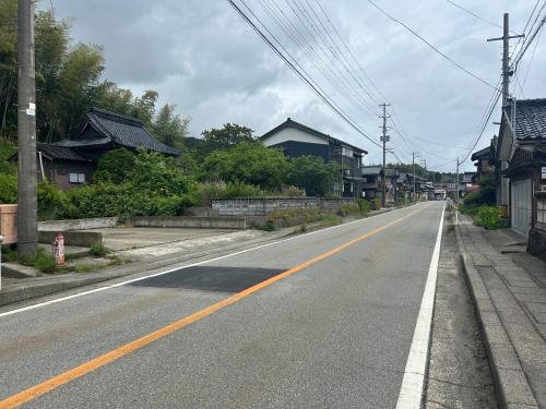 an empty road in a village with houses at 【佐渡/一棟貸切】オーシャンビュー古民家SeaSideStory椿 離れ in Sado