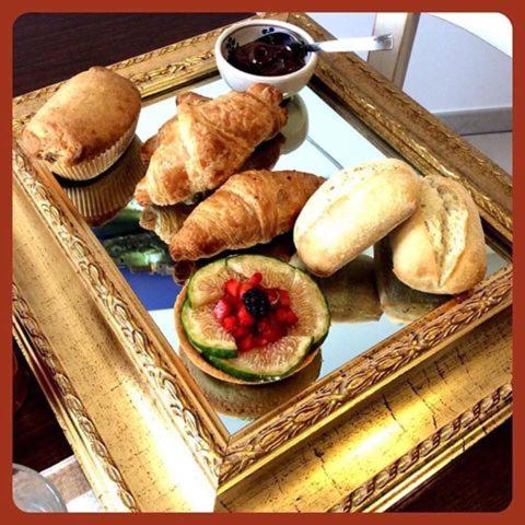een dienblad met broodjes en croissants bij Dimora delle Rondini in Polignano a Mare