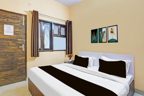 Postel nebo postele na pokoji v ubytování Super Hotel O Shalimar Bagh Max Hospital