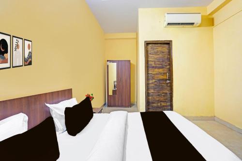 Postel nebo postele na pokoji v ubytování Super Hotel O Shalimar Bagh Max Hospital