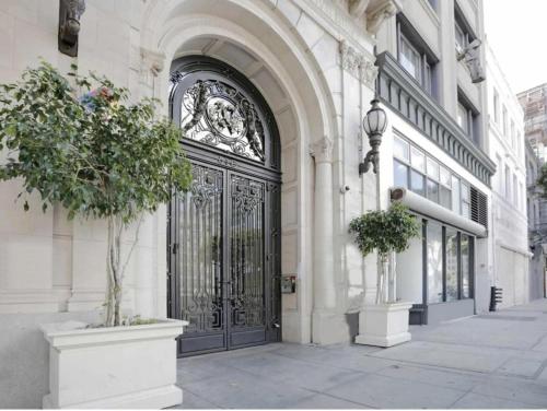une porte noire sur le côté d'un bâtiment dans l'établissement Stylish loft 2 queens & 2 sofas, à Los Angeles