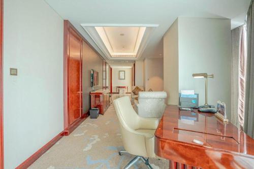 a office with a desk and a chair in a room at Dongwu New Century Grand Hotel Huzhou in Huzhou