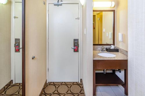 Salle de bains dans l'établissement Econo Lodge
