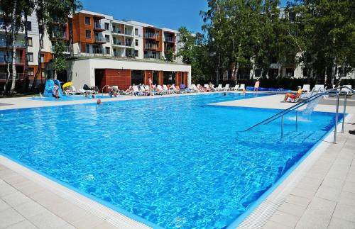 Apartamenty BalticON Polanki - Sauna, Fitness inclusive - Basen latem, Pool im Sommer
