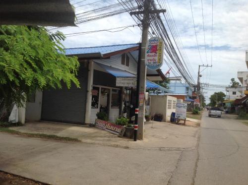 a store on the side of a street at 2N Guesthouse in Phetchaburi