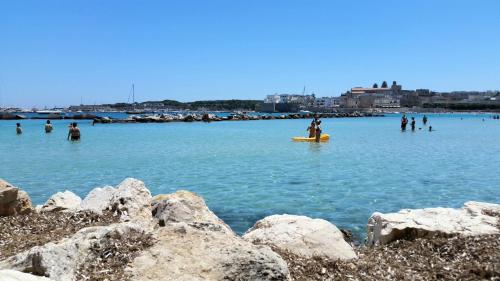 un gruppo di persone in acqua in spiaggia di Otranto perla d'Oriente a Otranto