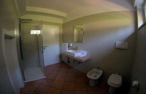 a bathroom with a shower and a sink and a toilet at Appartamento i Sentieri 29c in Dro