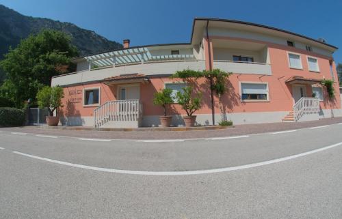 ドロにあるAppartamento i Sentieri 29cの円形の私道を前に建つ家