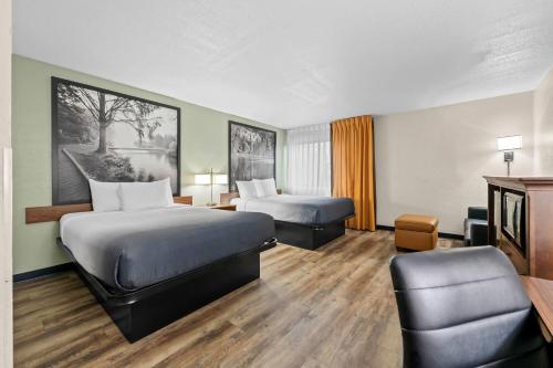 Ένα ή περισσότερα κρεβάτια σε δωμάτιο στο Super 8 by Wyndham Alexandria MN