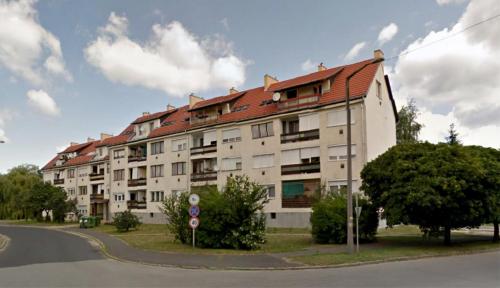 格德勒的住宿－Orchidea Apartman，一座大型公寓楼,设有红色屋顶
