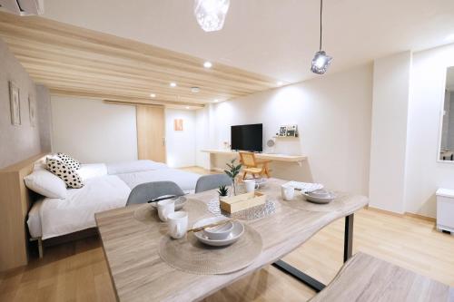 a bedroom with a bed and a table in a room at 夢の舎上北沢 Yumenoya Kamikitazawa in Tokyo