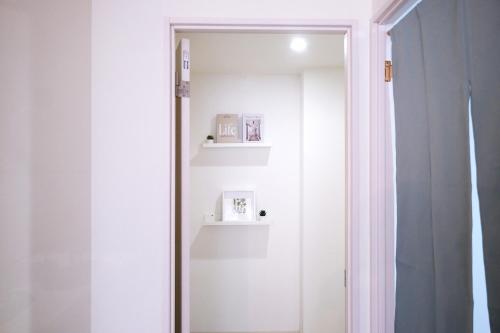 a mirror in a white room with shelves at 夢の舎上北沢 Yumenoya Kamikitazawa in Tokyo
