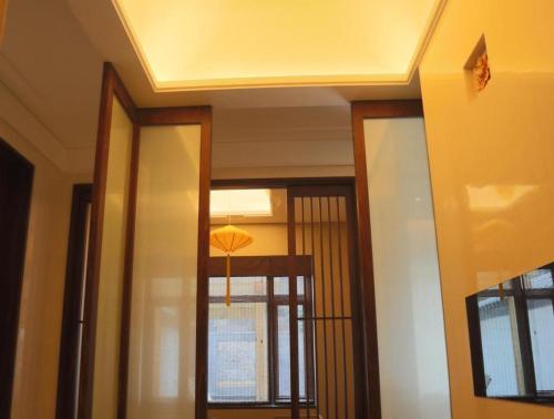 a room with a ceiling with a window and a mirror at Xian Huaqingyutang Hotel in Xi'an