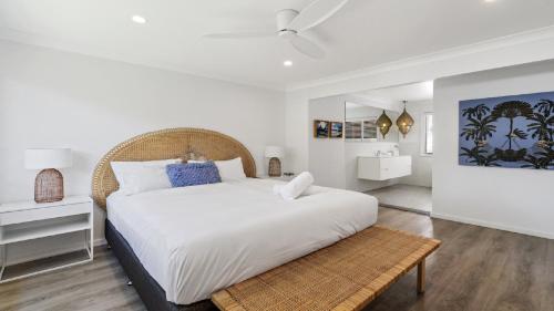 Postel nebo postele na pokoji v ubytování The White House - Pet Friendly & Firepit