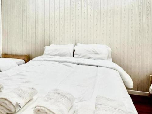 Una cama o camas en una habitación de Blue hostel