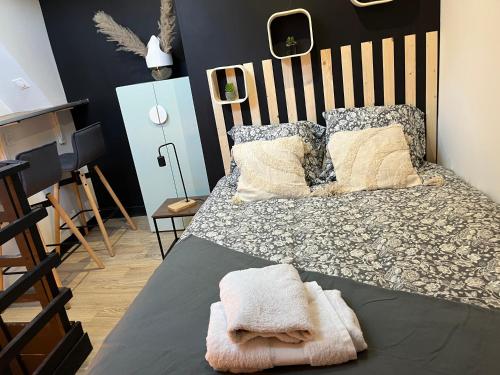 une chambre avec un grand lit à tête de lit en bois dans l'établissement charmant duplex 5, au Havre