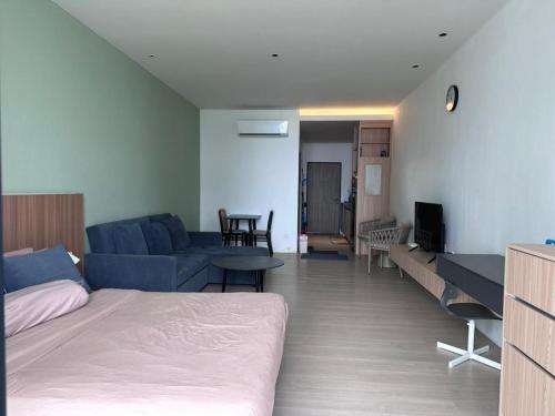 Μια τηλεόραση ή/και κέντρο ψυχαγωγίας στο Beachfront Retreats @RoxyBeachSematanApt.