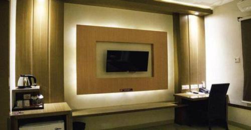 Una televisión o centro de entretenimiento en Hotel D' CaLia Tarakan