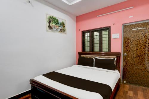 Ένα ή περισσότερα κρεβάτια σε δωμάτιο στο Hotel O Heavens Inn