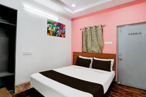 Ένα ή περισσότερα κρεβάτια σε δωμάτιο στο Hotel O Heavens Inn