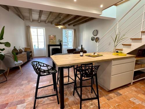 una cucina e un soggiorno con tavolo e sedie di La petite Madeleine de Chavignol a Sancerre
