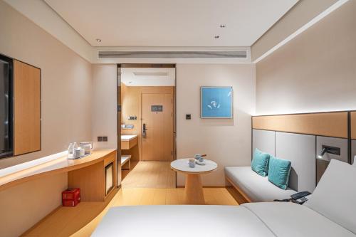 Ένα ή περισσότερα κρεβάτια σε δωμάτιο στο JI Hotel Beijing West Railway Station
