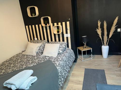 une chambre avec un lit avec une tête de lit en bois dans l'établissement charmant duplex 6, au Havre