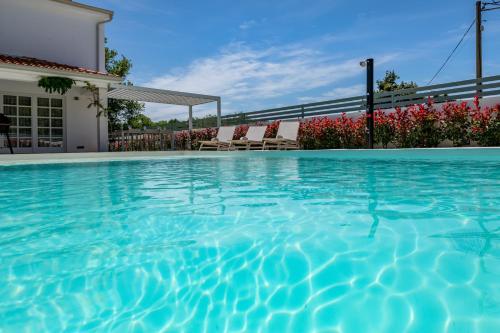 Πισίνα στο ή κοντά στο Villa Fiora, a beautiful and modern villa with a pool