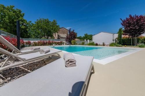 Πισίνα στο ή κοντά στο Villa Fiora, a beautiful and modern villa with a pool
