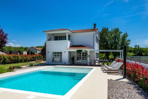 Villa Fiora, a beautiful and modern villa with a pool