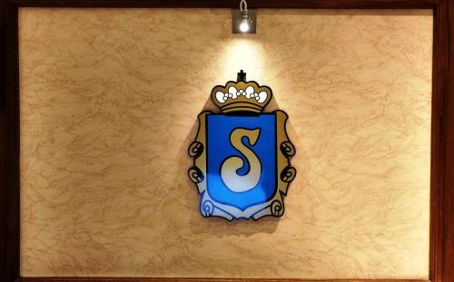 a sign with a letter s on a wall at Hotel Select in Mar del Plata
