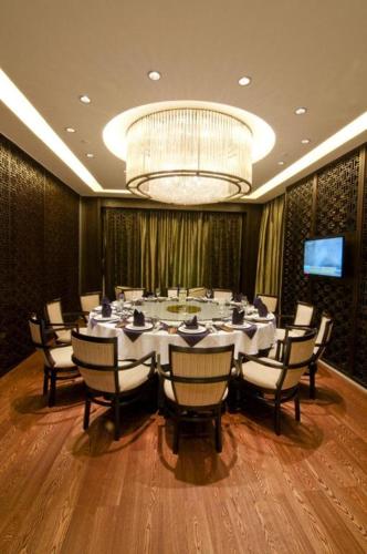 a large dining room with a table and chairs at Dajiuhua Hotel in Chizhou