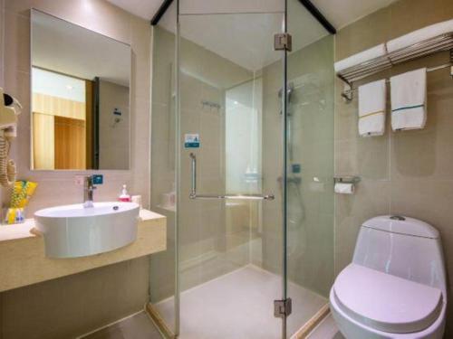 ein Badezimmer mit Dusche, Toilette und Waschbecken in der Unterkunft City Comfort Inn Zhanjiang Shimao Building Chikan Old Street in Tchia-k'am
