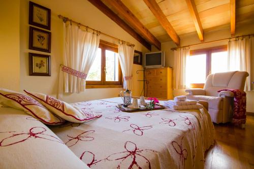 Un dormitorio con una cama con una colcha con flores. en Can Pascolet, en Inca