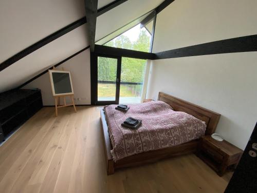 Ένα ή περισσότερα κρεβάτια σε δωμάτιο στο Ferienhaus mit Ruhe Wasser Licht
