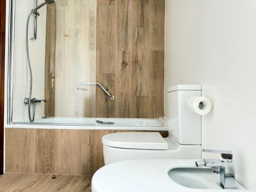 ein Badezimmer mit Dusche, Toilette und Waschbecken in der Unterkunft Casa Aldea de Piñeiro, Turismo Rural Padrón by URent in Padrón