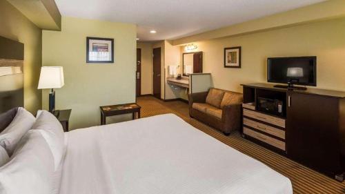 a hotel room with a bed and a flat screen tv at Best Western Rama Inn in Ephrata