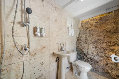 オラニエスタッドにあるOceanfront 2br Retreat W Private Dock Oranjestadのシャワー、トイレ、洗面台を備えたバスルーム