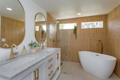 Un baño con una bañera grande y un espejo grande. en GRH14448 - Vacation Village - 2 Bed 2 Baths Villa, en Castle Hill