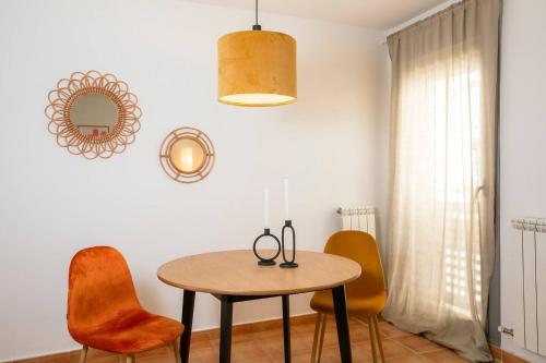 a dining room with a table and chairs at El Rincón de Eva l Terraza l Wifi l Luminoso in Sabiñánigo