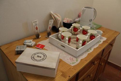 una mesa con un buffet con tazas y una caja en ella en Il Delfino a Bologna, en Bolonia